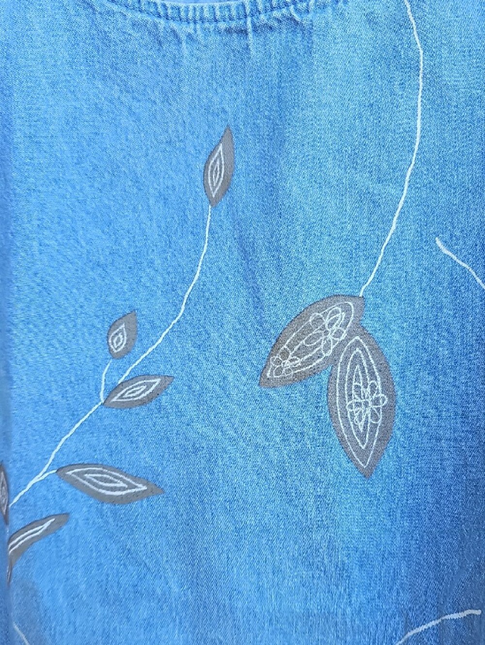 Sleeveless Denim Floral Tank Top - Blue - Picture 2 of 4